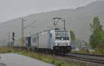 Die 185 717-6 mit einen Containerzug am 18.09.13.