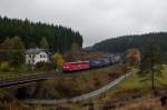 151 029 schiebt am 20.10.2013 KT 42146 ber die Frankenwald Sdrampe bei Bastelsmhle gen Saalfeld. 