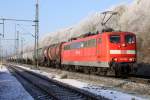 Die DB Cargo 151 136-9 zieht Kessel durch München Riem Richtung Feldkirchen am 27.11.2013