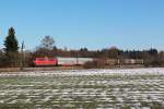 151 055 mit einem Schiebewandwagenzug am 01.12.2013 bei Eglharting.