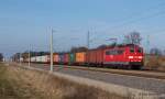 151 153-4 rollt mit ihrem Containerzug aus dem Hamburger Hafen am 23.02.14 bei Bardowick-Bruch gen süden.