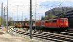 151 103-9 DB kommt aus Richtung Köln,Aachen-Hbf mit einem langen LKW-Zug aus Verona(I) nach Zeebrugge(B) und fährt in Aachen-West ein bei Sonne und Regenwolken am Nachmittag vom 23.3.2014. 