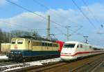 151 073 mit Gterzug und 401 506 als ICE 789  Riemenschneider  (Hamburg–Mnchen) am 12.02.1999 in Unterl