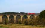Mit einem kurzen Coil-Zug überquert eine 151 am 28.03.2014 den Rudersdorfer Viadukt