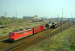 151 164 mit Gterzug Richtung Hannover am 01.04.1999 in Lehrte
