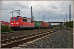 151 166-6 ist mit einen Containerzug Richtung Norden am 08.05.14 in Retzbach-Zellingen unterwegs.