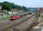 151 055-1 zieht am 10. Juni 2014 eine weitere 151 und einen Stahlzug aus Kronach in Richtung Lichtenfels heraus.