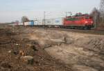151 068 mit IKE 50559 (Hamburg Sd–Ingolstadt) am 21.03.2011 zwischen Radbruch und Bardowick; im Vordergrund hat die Baufeldfreimachung fr den dreigleisigen Streckenausbau begonnen.