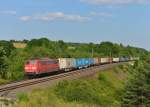 151 048 mit einem Containerzug am 08.07.2013 bei Laaber.