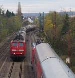 Begegnung in Ensdorf - Während 151 020-5 ihre Kesselwagen aus Richtung Saarbrücken Saar abwärts in Richtung Mosel schleppt, ist eine 143er mit ihrem RE von Koblenz nach Saarbrücken unterwegs. Noch 20,4 Kilometer hat der RE noch vor sich. Bahnstrecke 3230 Saarbrücken - Karthaus in Ensdorf-Saar am 14.11.2014