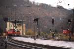 Ein Paar BR 151 ist hier im Bahnhof Geislingen (Steige), Baden-Wrttemberg zu sehen. Da schwere Gterzge offensichtlich mhelos 
von BR 152 / 185 nach Ulm hinauf gezogen werden, frage ich mich hin und wieder, ob die hier abgestellten Schubloks nur fr den Photographen herum stehen. Wer wei Bescheid? 