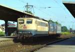 151 137 mit Güterzug Richtung Bremen am 27.06.1995 in Nienburg (Weser)