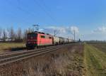 151 125 mit einem Kesselzug am 26.02.2015 bei Plattling.