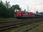 151 135 mit unbekannter Schwesterlok und gemischtem Gterzug am 27.8.2006 in Eystrup gen Bremen