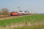 151 020-5 fuhr am 10.04.2015 mit einem Autozug nach Emden, hier bei Gandersum.