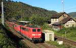 151 026-2 und eine weitere 151 durchfahren am 02.10.2015 den Bahnhof Kattenes