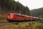 151 008-0 DB Schenker schiebt einen Güterzug über die Frankenwaldrampe bei Förtschendorf am 09.10.2015.