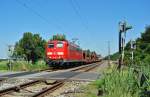 151 129-4 fuhr am 03.08.2015 mit einem kurzen Güterzug von Emden nach Osnabrück, hier südlich von Leer.