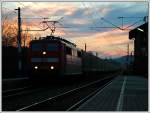 Wenn es Abend wird ber Neulengbach. 151 037 bei der Durchfahrt der Station Neulengbach Stadt am 1.4.2006.

 Der Bahnhof  Neulengbach  befindet sich im Bereich des Zugendes. Am rechten Bildrand ist das Einfahrsignal in Fahrtrichtung Salzburg zu erkennen, ganz hinten im Bild die kleinen roten Punkte, sind die Ausfahrsignale zu sehen! (Danke an Andres Berdan fr die Aufklrung in der FC. Bildbeschreibung groteils von ihm bernommen.)
