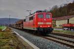 151 001-5 ist hier mit einen Autozug bei Gambach am 09.12.15 zu sehen.