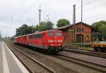 151 095-7 bring drei Hilfswagen in Richtung Norden. Aufgenommen in Eystrup am 22.07.2014.