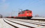 DB Schenker Rail 151 157 mit leeren Röhrentransportwagen in Richtung Osnabrück Diepholz, 22.01.16).