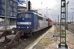 151 024-7 der RBH und eine 151 der DB, am 29.3.2016 auf einem Abstellgleis in Mannheim Hbf.