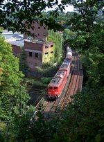 DB Cargo 151 140 überquert am 10.09.16 mit einer abgebügelten 155er und einem gemischten Güterzug kurz vor der Einfahrt in den Mühleberg-Tunnel die Sieg in Scheuerfeld in Richtung Siegburg.