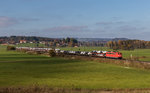 151 166 fährt mit einem Autozug bei Bernau in Richtung Salzburg, aufgenommen am 31. Oktober 2016.