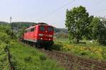 151 165-8 mit gemischtem Güterzug in Fahrtrichtung Norden. Aufgenommen in Wernfeld am 12.05.2015.