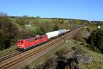 Nachdem sie am Vormittag schon bei Parsberg fotografiert werden konnte, gelang am 15. April 2015 auch das Foto von der Rückfahrt der 151 037 mit der Plattlinger Übergabe nach Nürnberg Rangierbahnhof. Aufnahmestandort war die Stützmauer bei Laaber in der Oberpfalz.