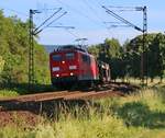 151 163-3 mit leeren Autotransportwagen in Fahrtrichtung Süden.