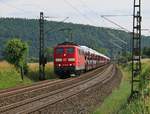 151 135-1 mit Autotransportzug in Fahrtrichtung Norden. Aufgenommen am 28.06.2015 zwischen Ludwigsau-Friedlos und Mecklar.