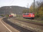 Die Br.151 020-5 kam nach ihrem Schiebedienst wieder von Amstetten zurck nach Geislingen/West um dort dem nchsten Gterzug ber die Geislinger Steige helfen muss.Im Hintergrund ist eine Weitere