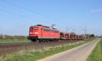 Die an DB Cargo vermietete Railpool 151 043 (ex DB) schleppt einen leeren Autotransportzug am 03.04.17 zwischen Bohmte und Ostercappeln in Richtung Osnabrck.