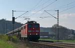 Die an DB Cargo vermietete Railpool 151 163 (ex DB), ist mit einem Rhrenzug am 03.04.17 zwischen Bohmte und Ostercappeln in Richtung Bremen unterwegs.