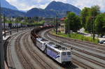 Die 151 056-9 von Lokomotion und eine Schwestermaschine am 03.05.17 bei der Durchfahrt durch den Bahnhof Kufstein.