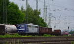 151 152 fährt mit einem Mischer durch Koblenz Lützel gen Koblenz Hbf während der Tf der 482 026-2 eine kurze Pause einlegte.