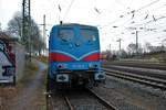 SRI Rail Invest 151 170-8 abgestellt in Hanau Hbf Südseite von einen Gehweg aus fotografiert am 22.01.18. Diesen Gehweg kann man auf dem Foto sehen er führt zu Schräbergärten und ist kein Bahngelände 