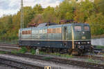 Lok 151 124-5 steht auf einem Abstellgleis beim Bahnhof Weil am Rhein.