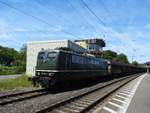 LOK 151 119-5 DER BAYERNBAHN MIT GÜTERZUG IN HAIGER/HESSEN  Am 2.6.2020 zieht die 151 der BAYERNBAHN im Bahnhof HAIGER einen auf dem Nebengleis  stehenden Güterzug am Stellwerk vorbei