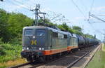 Hector Rail mit  162.004  Name:  Fitzcarraldo  (NVR-Nummer: 91 80 6 151 057-7 D-HCTOR) mit  242.516  Name:  Ferdinand  [NVR-Nummer: 91 80 6182 516-5 D-HCTOR] und Kesselwagenzug (Dieselkraftstoff) am Haken am 13.07.21 Durchfahrt Bf. Berlin Hohenschönhausen.