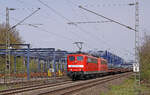 Der Andernacher Coilzug mit 151 129-4 an der Spitze am 03.05.2021 vor dem Railcenter Duisburg in Lintorf.