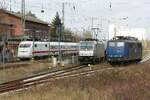 Bf Anklam [WAK] links Durchfahrt ICE 1042 mit 402 021 / Mitte HSL/Akiem mit 186 262 - bereit für Lz / rechts EGP 151 078 auf 7 abgestellt | März 2022 | von der Grenze der DB-Anlage aus aufgenommen