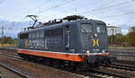 Hector Rail (Germany) GmbH, Bochum mit ihrer  162.006  Name: Hauser (NVR:   91 80 6151 066-8 D-HRDE ) am 15.11.23 Durchfahrt Bahnhof Flughafen BER Terminal 5.
