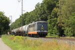BR 151 057-7 D-HRDE (162.004  Fitzcarraldo ) mit einem Kesseln bei der Durchfahrt Weddel (b.Braunschweig) Richtung Magdeburg/Wolfsburg. 9.August 2025