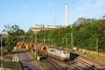 Am Abend des 28.04.2026 den Dillinger Hüttenbahnhof verlässt 151 165-8 mit dem DGS 91313 in Richtung Völklingen und passiert dabei den Abzweig Dillingen (Saar) Ost.