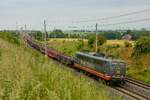 162 005 Herzog (151 133) mit Stahlzug in Ovelg�nne, Juni 2023.