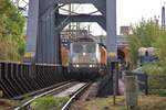 151 161-7 zieht den  Suppenzug  auf die Saarbr�cke zwischen dem Bahnhof V�lklingen und dem Stadtteil Wehrden.