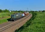 151 124 + 212 063 mit einem Schotterzug am 03.06.2015 bei Plattling. 